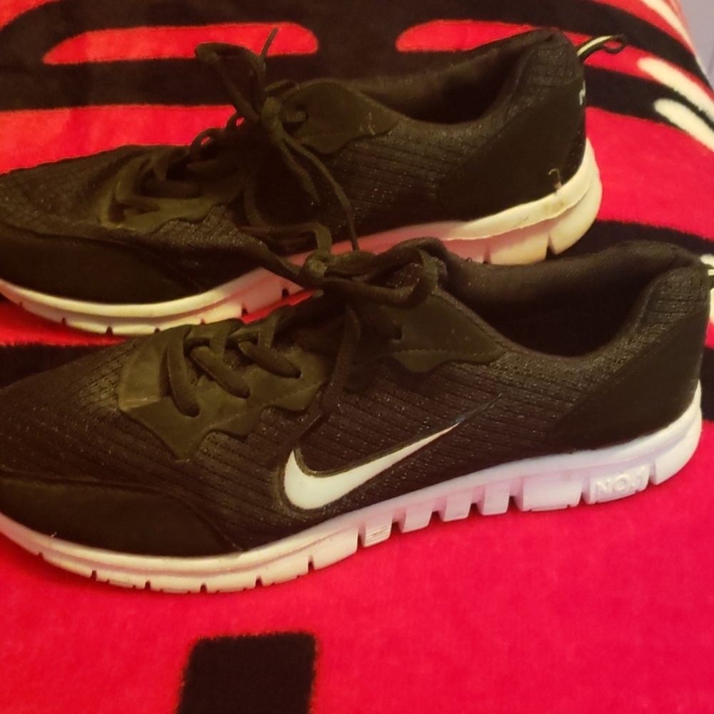 Black nike shoes